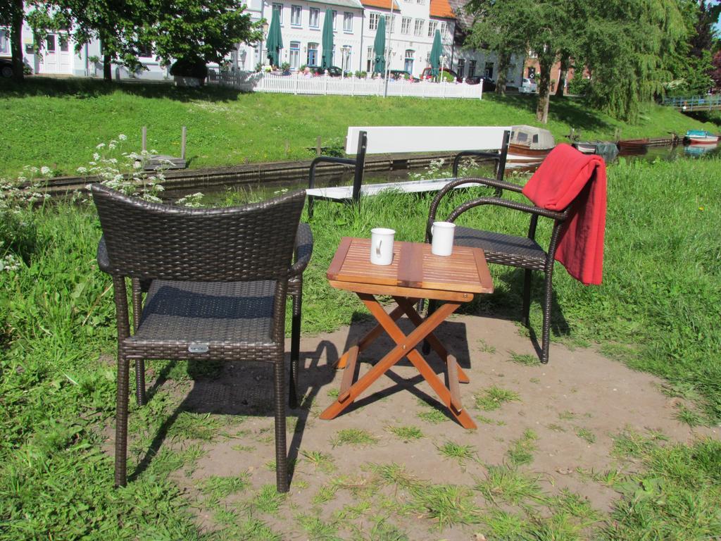 Apartments Im Froschhaus Mit Fruehstueckskuechen Friedrichstadt Exterior foto